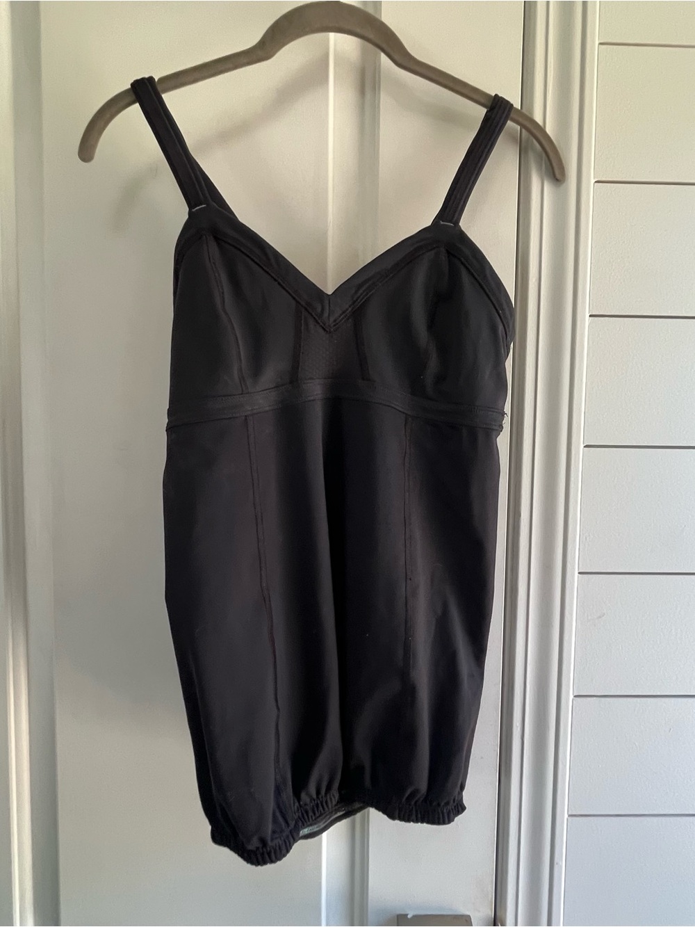 Lululemon Black Debut Workout Yoga Tank Top with Built-In Shelf Bra SZ 6